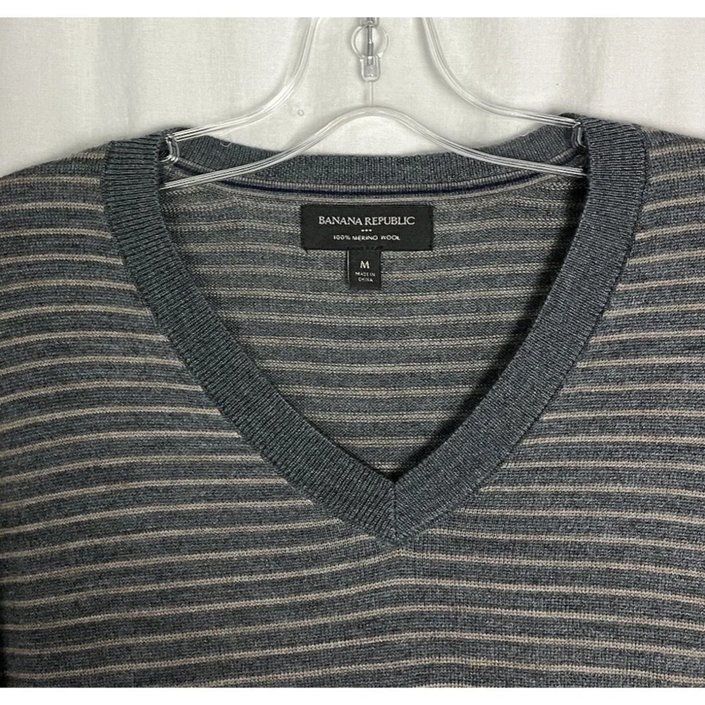 Banana Republic‎ Sweater Men's Size M Gray Striped V-neck 100% Merino Wool